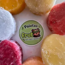 Paletas Frutoso vistas de cerca, mostrando la fruta real de cada sabor