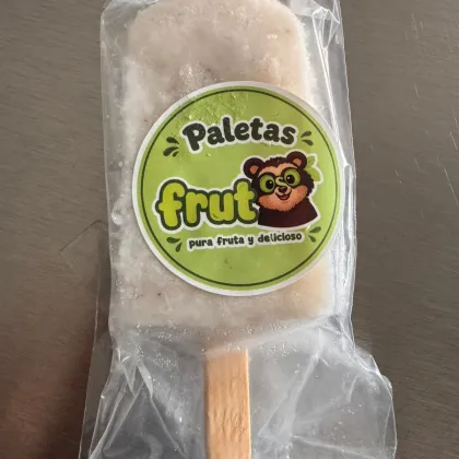 Selección de paletas Frutoso de distintos sabores servidas en un plato